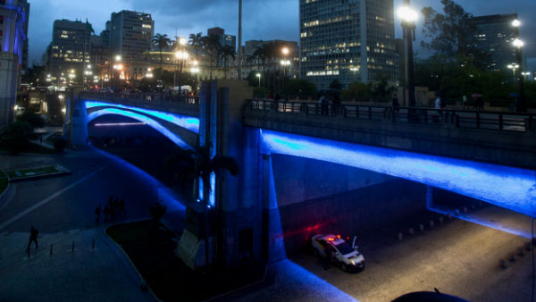 Viaduto Chá com iluminação azul por ocasião da campanha / Foto: Instituto Lado a Lado pela Vida