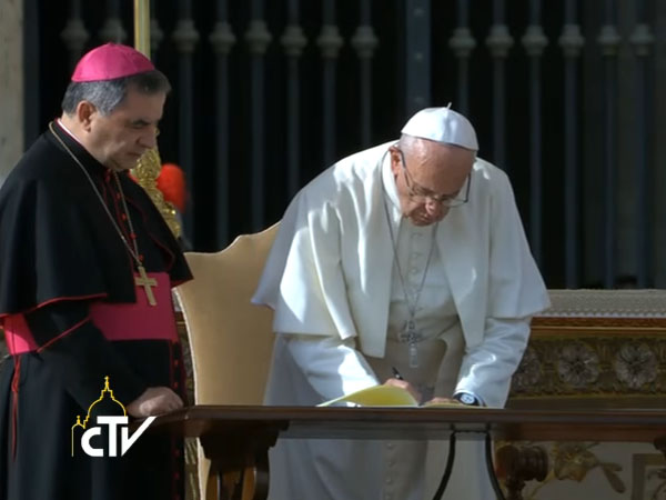 Papa assinou carta apostólica na Missa de encerramento do Jubileu, em 20 de novembro de 2016 / Foto: Reprodução CTV