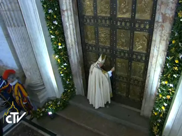 Francisco fecha Porta Santa da Basílica de São Pedro / Foto: Reprodução CTV