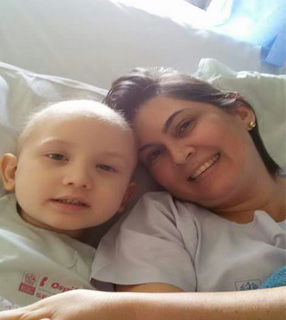Rita de Cássia e o filho Joao Pedro, que teve neuroblastoma./ Foto: Arquivo Pessoal.