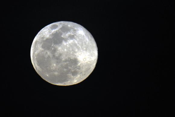 A lua não chegava tão perto assim da Terra desde 1948 e não voltará a fazê-lo até 2034 / Foto: Arquivo Agência Brasil