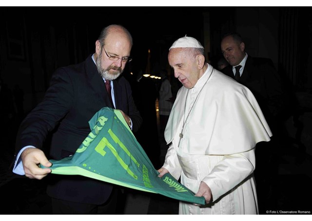 Silvonei José, da Rádio Vaticano, entrega ao Papa camisa da Chapecoense / Foto: L'Osservatore Romano / Rádio Vaticano