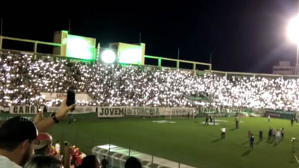 Homenagem às vítimas na Arena Condá, em Chapecó / Foto: Reprodução Facebook  Associação Chapecoense de Futebol
