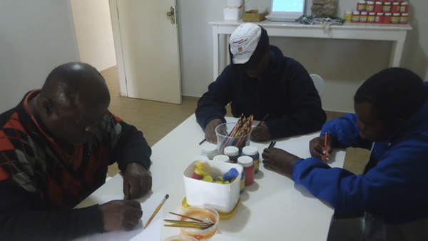 Acolhidos pela Fundação Padre Emílio Ilmmoos, em Avaré, em atividade artística./ Foto: Divulgação