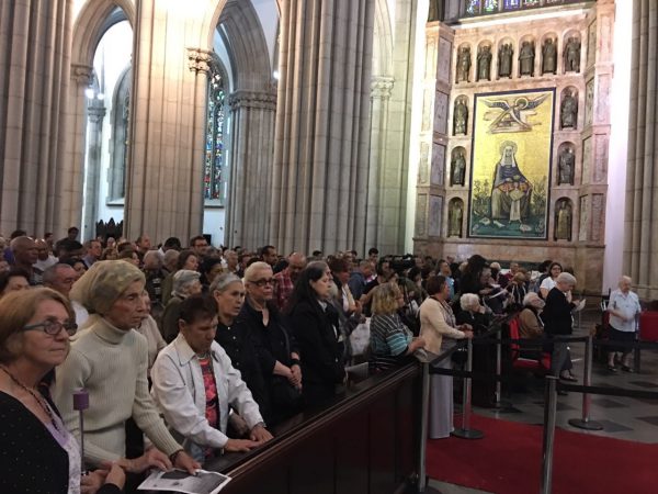 Fiéis participam da Missa no funeral de Dom Arns