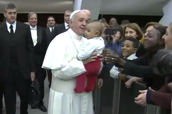 Francisco cumprimento funcionários do Vaticano e familiares, com especial atenção às crianças / Foto: Reprodução CTV