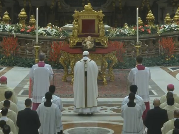 Papa diante da imagem do Menino Jesus na Basílica de São Pedro / Foto: Reprodução CTV