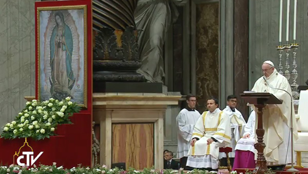 Papa faz sua homilia ao lado da imagem da Virgem de Guadalupe / Foto: Reprodução CTV