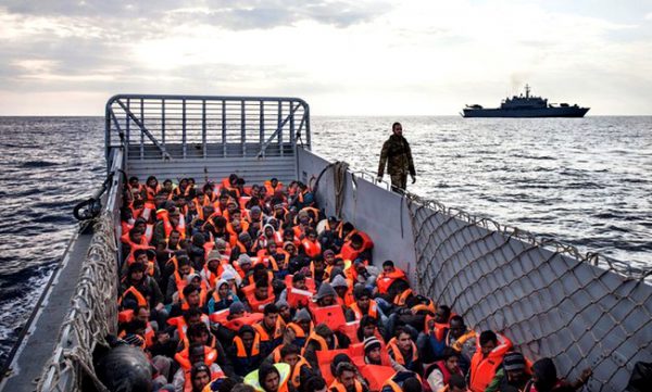 Migrantes em chegada ao porto./ Foto: Agência Ecclesia