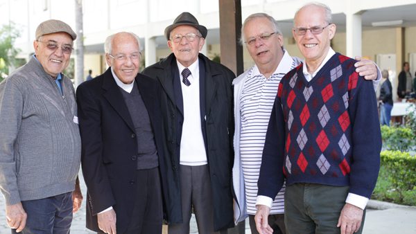 Monsenhor Jonas, ao lado de Padre Guedes (à esquerda), com outros salesianos em comemoração em Lavrinhas./ Foto: Canção Nova.