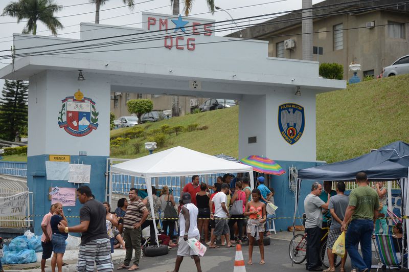 Vitória (ES) - Mulheres e familiares de policiais continuam acampadas na porta dos Batalhões da Polícia Militar de Vitória.  (Tânia Rêgo/Agência Brasil)