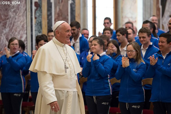 Francisco é aplaudido por membros do grupo de treinamento / Foto: L'Osservatore Romano
