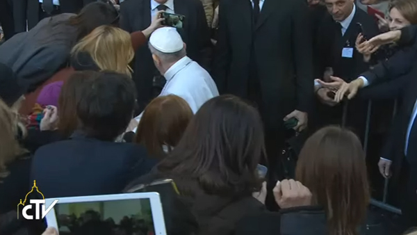 Ao final do encontro, Papa cumprimento universitários e até parou para selfie com alguns jovens / Foto: Reprodução CTV