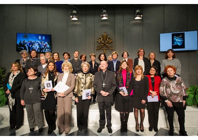 As mulheres da comissão feminina junto com o Cardeal Gianfranco Ravasi / Foto: Rádio Vaticano