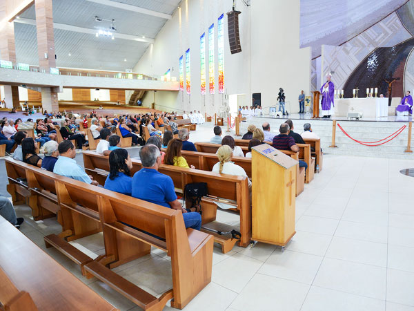 Fiéis se reúnem em Missa para iniciar as 24 horas para o Senhor / Foto: Weslei Almeida - Portal CN