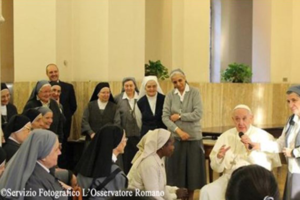 Papa fala às irmãs da caridade em visita surpresa durante exercícios espirituais / Foto: L'Osservatore Romano