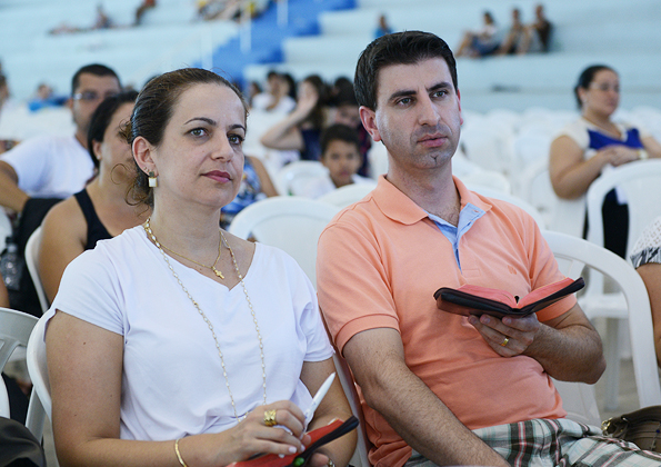 Peregrinos acompanham a pregação do padre Marlon Múcio durante o acampamento de Ano Novo. - Foto: Daniel Mafra