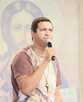 Fábio Lira- missionário da Comunidade Canção Nova, prega nesta quinta de adoração. Foto: Wesley Almeida/cancaonova.com
