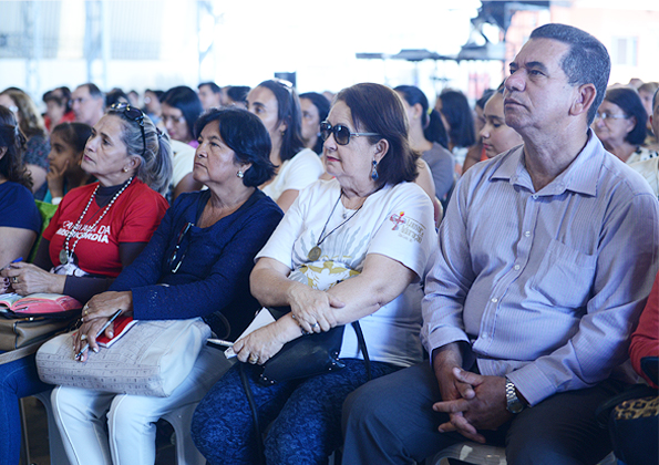 Peregrinos participam da Quinta-feira de Adoração na Canção Nova. Foto: Daniel Mafra/cancaonova.com