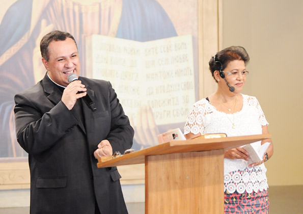 Padre Márlon Múcio e Irmã Maria Eunice pregam na Quinta de Adoração na Canção Nova. Foto: Wesley Almeida/cancaonova.com