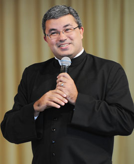Padre Roger Luis