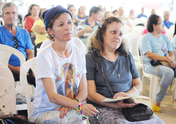 Peregrinos participam da Quinta-feira de Adoração na Canção Nova. Foto: Wesley Almeida/cancaonova.com