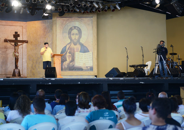 Peregrinos participam da Quinta-feira de Adoração na Canção Nova. Foto: Wesley Almeida/cancanova.com