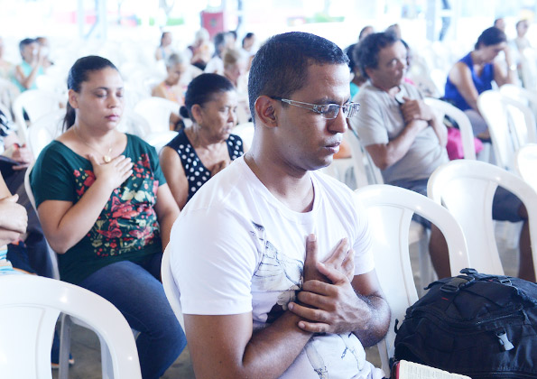 Peregrinos participam da Quinta-feira de adoração na Canção Nova. Foto: Wesley Almeida/cancaonova.com