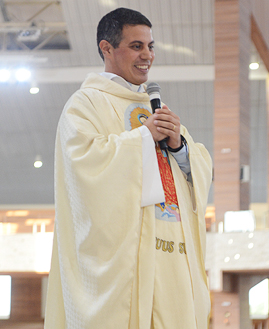 Padre Fernando Santamaria. Foto: Daniel Mafra/cancaonova.com