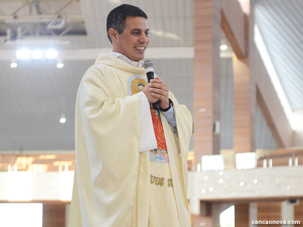 Padre Fernando Santamaria preside Santa Missa na Canção Nova. Foto: Daniel Mafra/cancaonova.com