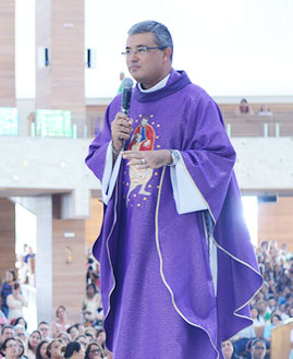 Padre Roger Luis Foto: Wesley Almeida/cancaonova.com