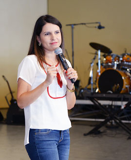Fernanda Soares Zapparoli missionária da Comunidade Canção Nova prega na Quinta-feira de Adoração. Foto?: WesleyAlmeida/cancaonova.com 