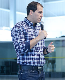 Carlos Biajone prega na Quinta-feira de Adoração. Foto: Arquivo/CancaoNova