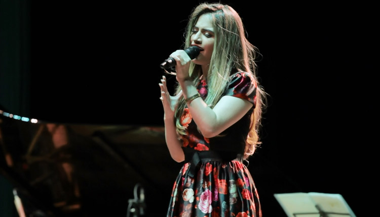 Camila lança aos 17 anos o seu primeiro CD 'Te imitarei'. Foto: Arquivo Camila Holanda