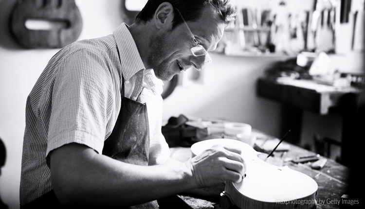 Luthier é o profissional que trabalha com a construção e manutenção de instrumentos musicais.  Foto: maxphotography by Getty Images