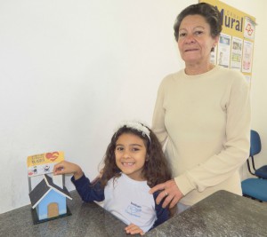 Ana Beatriz e sua avó Maria Aparecida contribuem para ´Projeto Dai-me almas'. 
