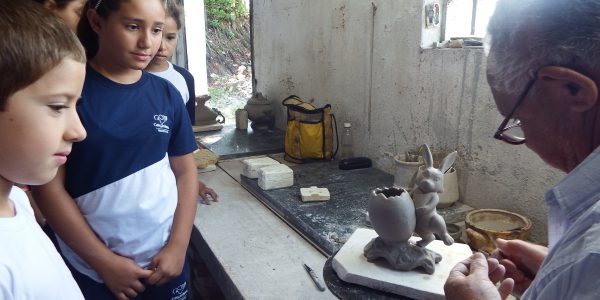 Estudantes acompanharam a fabricação de pequenas obras em forma de animais e vasos |Foto: Maria Rita