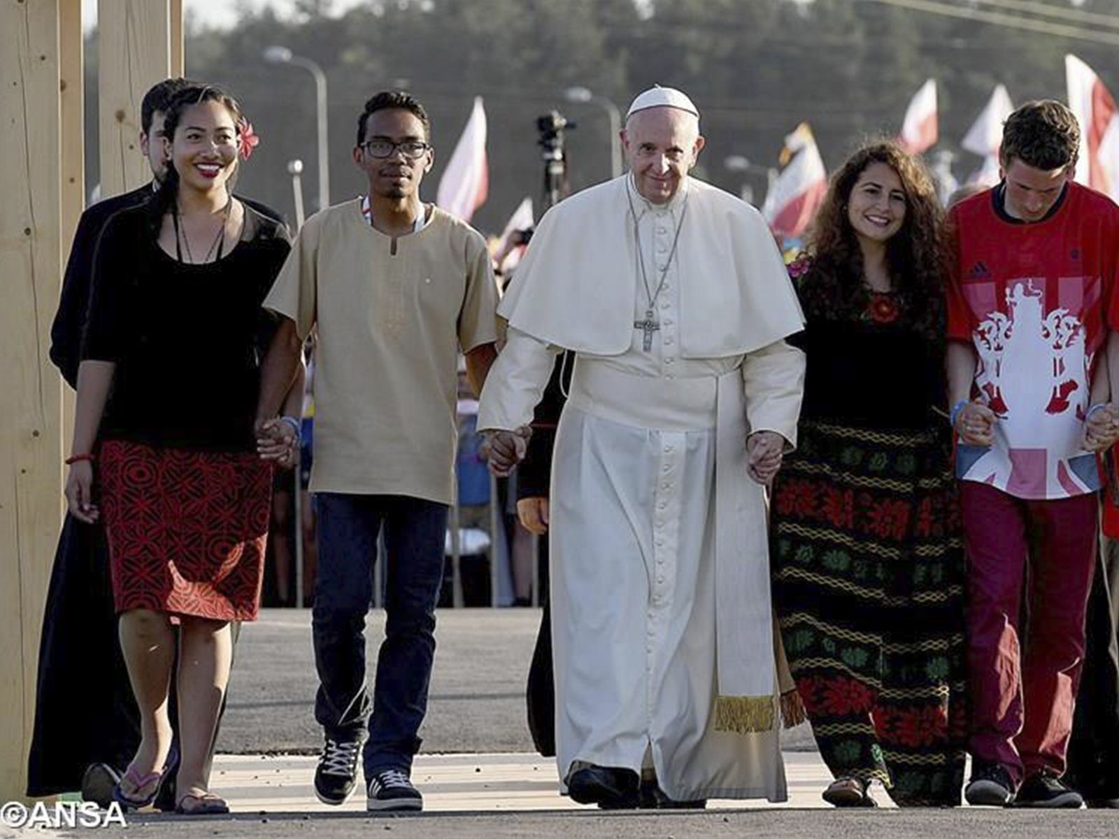 Papa Francisco nos convida a realizar uma política para a paz