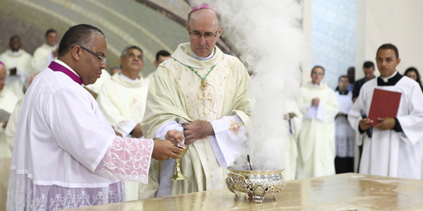 Dom João incensa o Altar após ungi-lo com o óleo do Crisma / Foto: Canção Nova