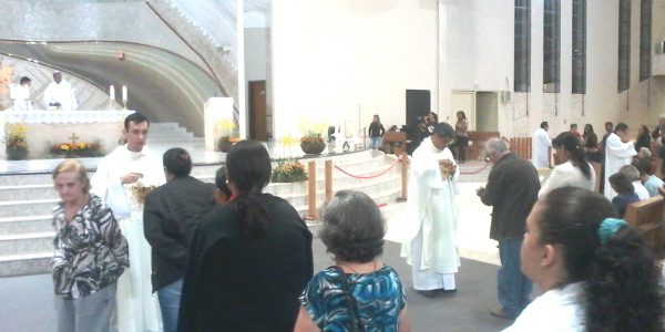 Momento da Comunhão na Santa Missa do 8º dia da Novena do Pai das Misericórdias