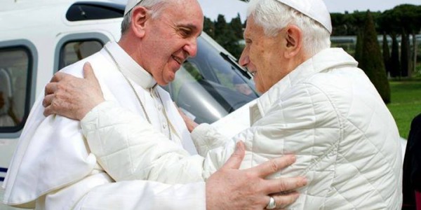 Via twitter, Francisco pede orações por Bento XVI