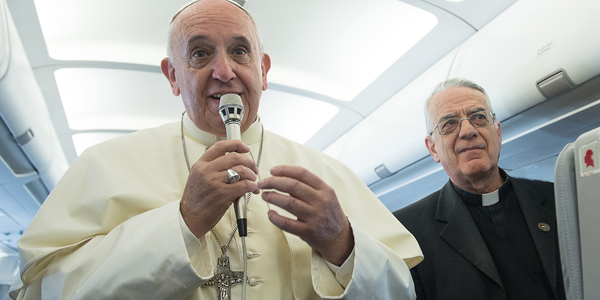 Durante o voo para a Terra Santa, Papa concede entrevista aos jornalistas