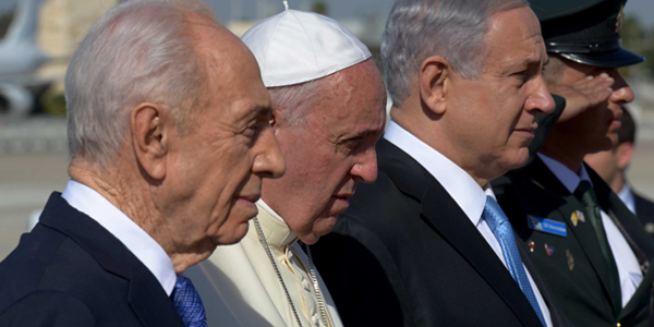 Papa é recebido pelo presidente de Israel Shimon Peres e pelo primeiro ministro Benjamin Netanyahu