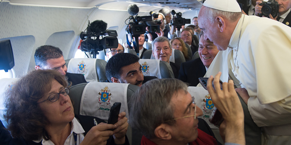 Durante o voo para a Terra Santa, Papa concede entrevista aos jornalistas