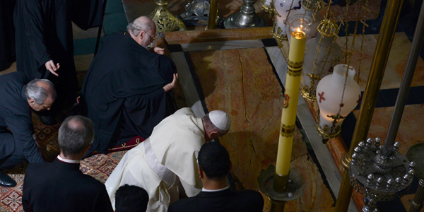 Os dois líderes rezam juntos na Pedra na Unção, lugar no qual o corpo de Jesus foi depositado, após ser retirado da cruz