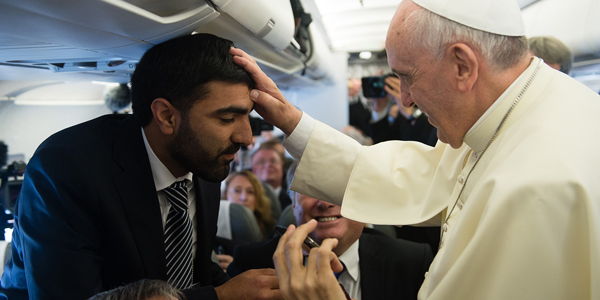 Papa cumprimenta jornalistas presentes no voo papal