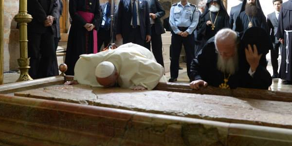 Momento de oração na Pedra na Unção, no Santo Sepulcro, em Jerusalém