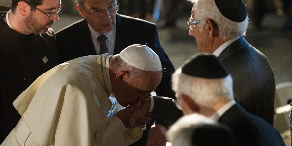 Papa cumprimenta sobreviventes do holocausto no Memorial Yad Vashem