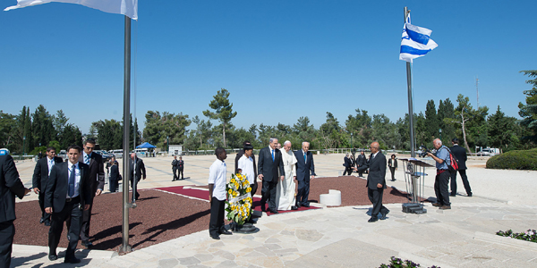 Papa faz uma homenagem com flores no Monte Herzl, em Jerusalém. O local leva o nome do fundador do Movimento Sionista, Theodor Herzl