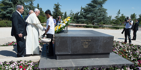 Papa faz uma homenagem com flores no Monte Herzl, em Jerusalém. O local leva o nome do fundador do Movimento Sionista, Theodor Herzl
